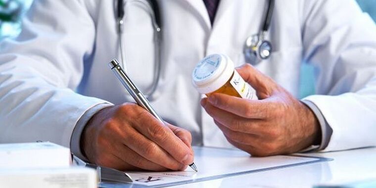 Ο γιατρός συνταγογραφεί φάρμακα για τη θεραπεία της οστεοχονδρωσίας